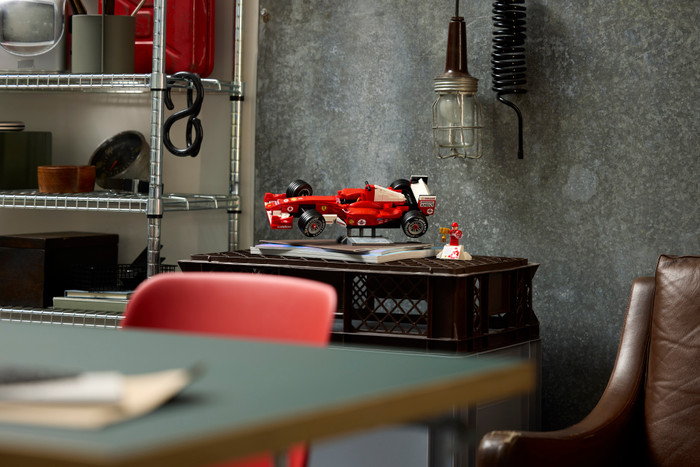 LEGO Icons F1 Ferrari und Michael Schumacher 11375 produkt in gebrauch