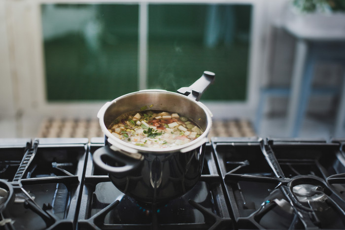ELO Pressure Cooker Praktika XS 2.7L product in use