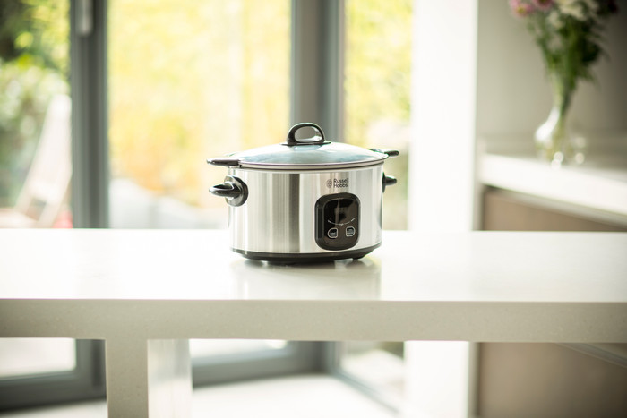 Russell Hobbs MaxiCook Searing Slowcooker 6L product in use