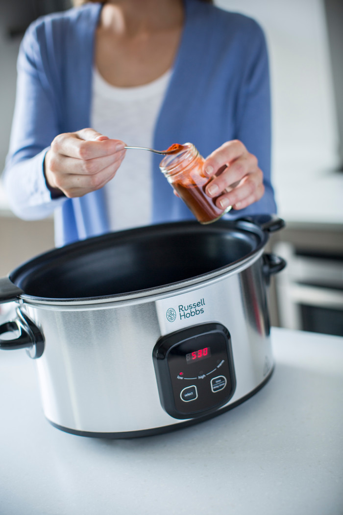 Russell Hobbs MaxiCook Searing Slowcooker 6L product in use