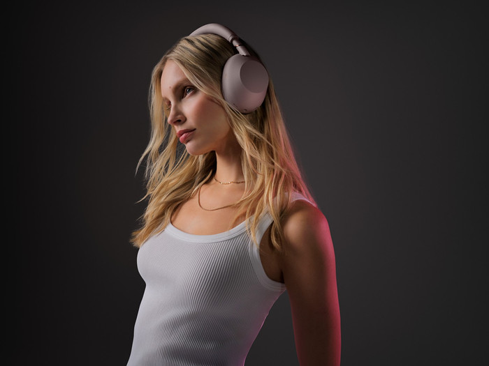 Sony WH-1000XM6 Rosa produkt in gebrauch