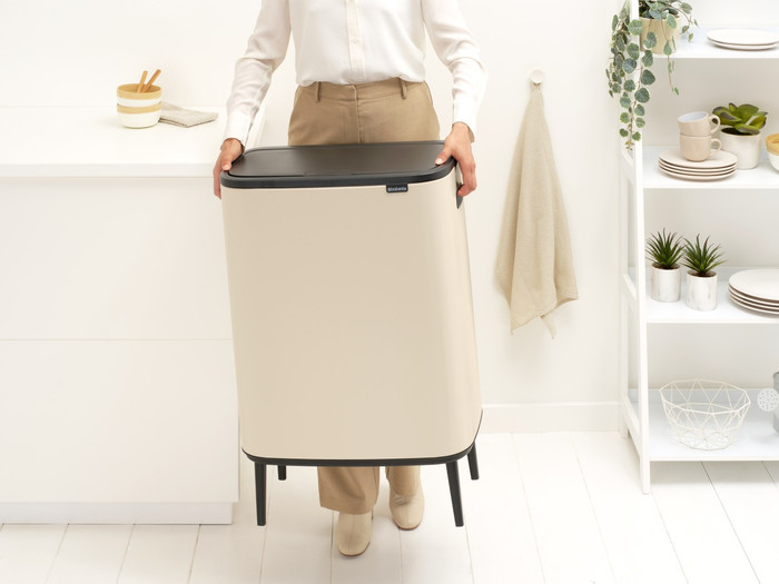 Brabantia Bo Touch Bin Hi Mülleimer 2 x 30 Liter Soft Beige produkt in gebrauch