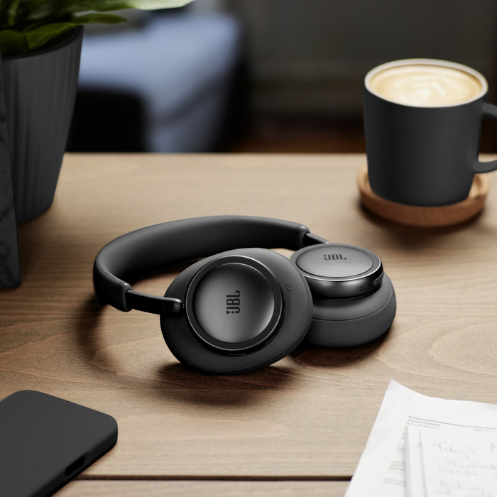 JBL Live 780NC Schwarz produkt in gebrauch