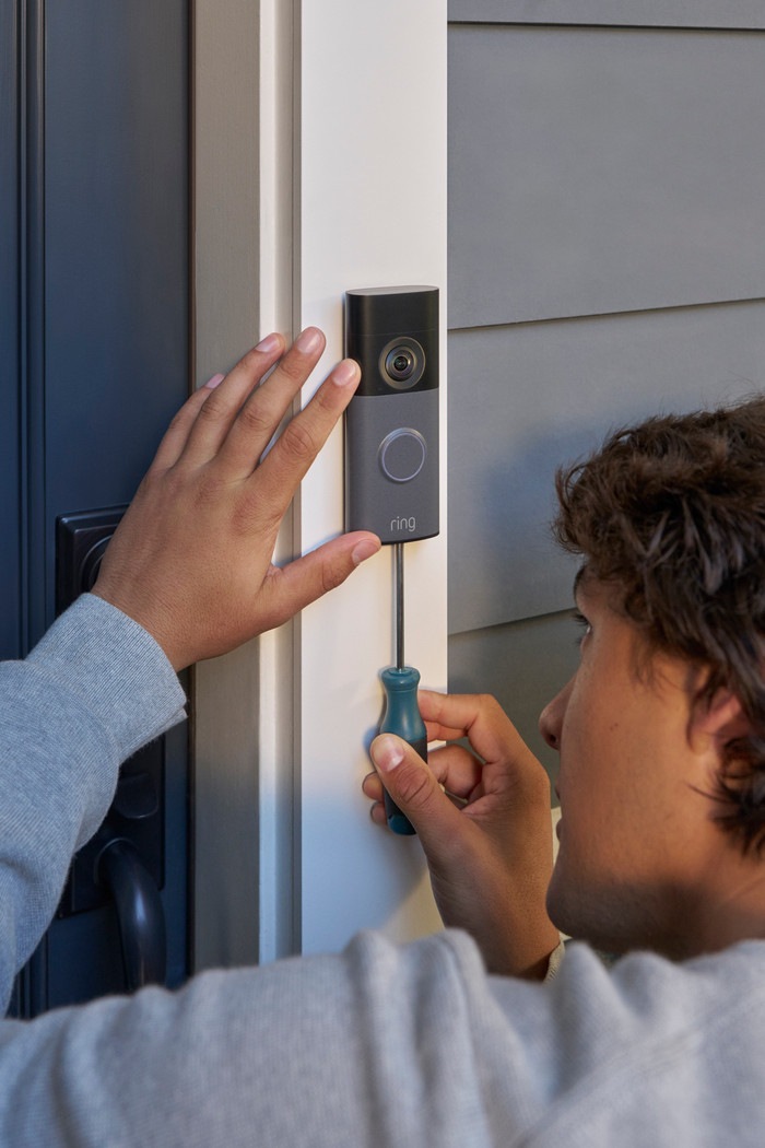 Ring Kabelgebundene Videotürklingel 2. Generation + Chime produkt in gebrauch