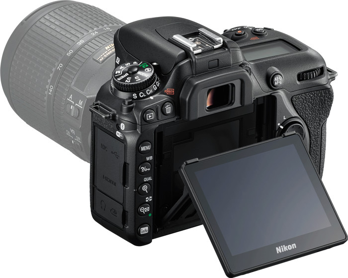 Nikon D7500 + Nikon AF-S 35mm f/1.8G DX linke seite