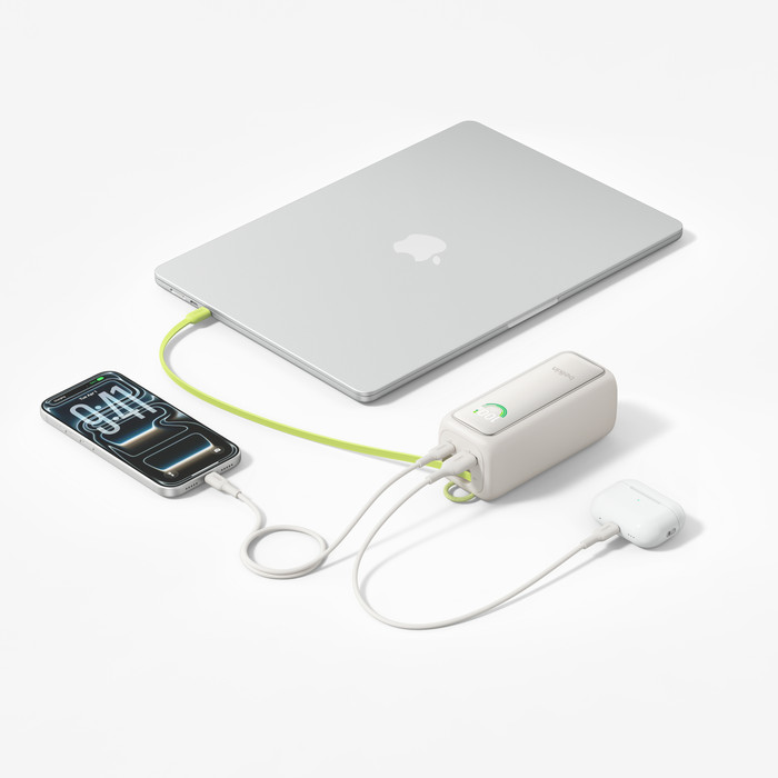 Belkin Powerbank 22.000 mAh mit Schnellladefunktion 120 Watt Beige produkt in gebrauch