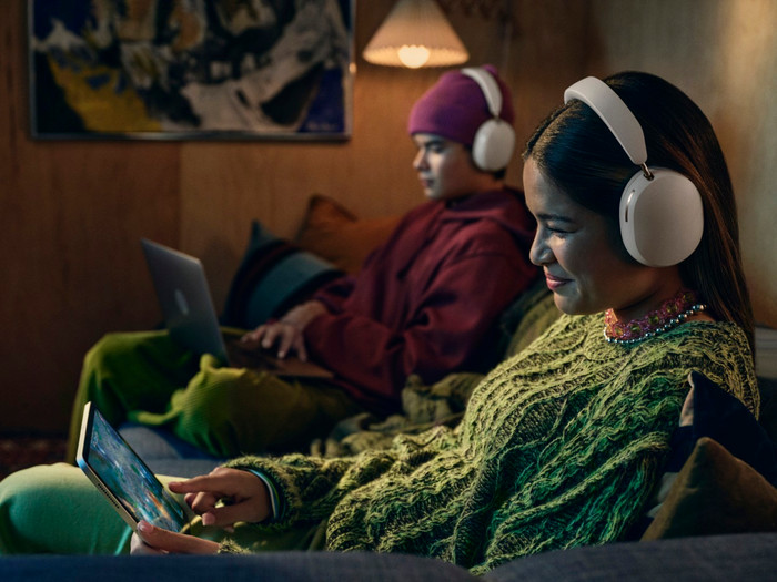 Sonos Ace Weiß + BlueBuilt Power-Delivery-Ladegerät mit USB-C-Port 20 W Weiß produkt in gebrauch