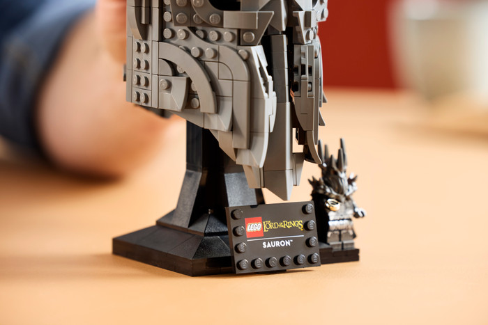 LEGO Icons Der Herr der Ringe: Saurons Helm 11373 produkt in gebrauch