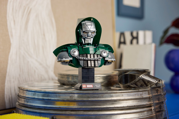 LEGO Marvel Doctor Doom Büste 76345 produkt in gebrauch