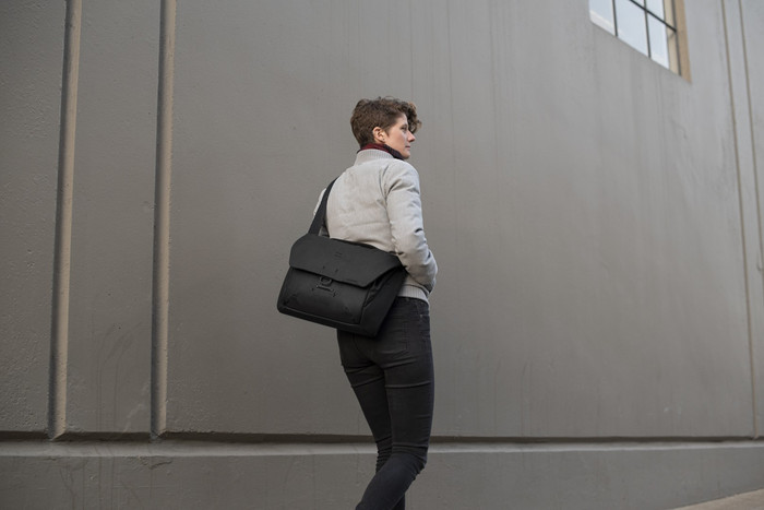 Peak Design Everyday Messenger 13L v3 Black produkt in gebrauch