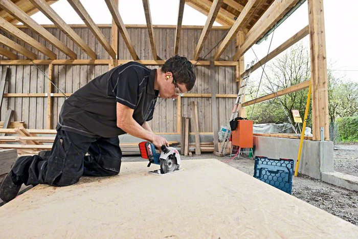 Bosch Professional GKS 18V-57 G 5,0 Ah GBA Akku (2x) Starterset produkt in gebrauch