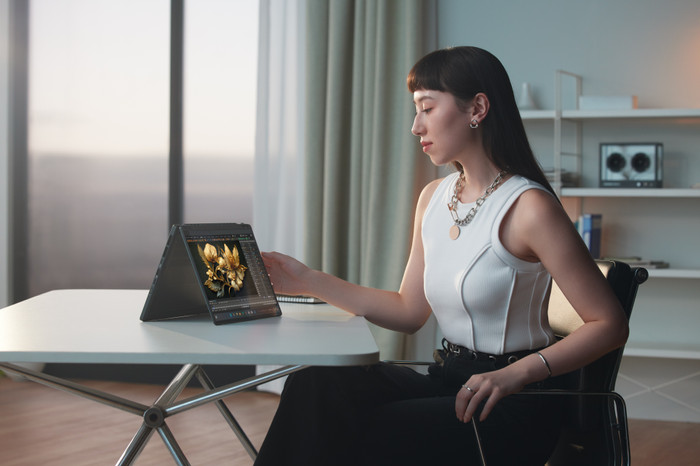 ASUS ProArt PX13 OLED HN7306EA-LX004X product in use