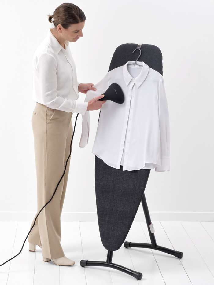 Brabantia Bügelbrett und Dampfbrett D - 2 in 1  135 x 45 cm - Denim Black produkt in gebrauch