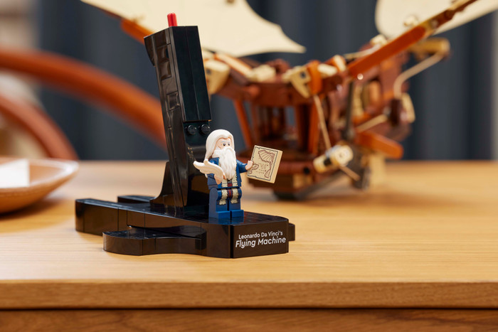 LEGO Icons Leonardo da Vincis Fluggerät 10363 produkt in gebrauch