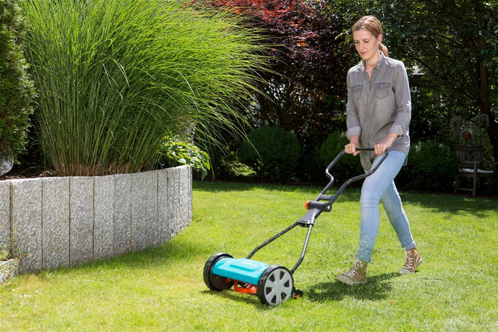 Gardena 330 product in use