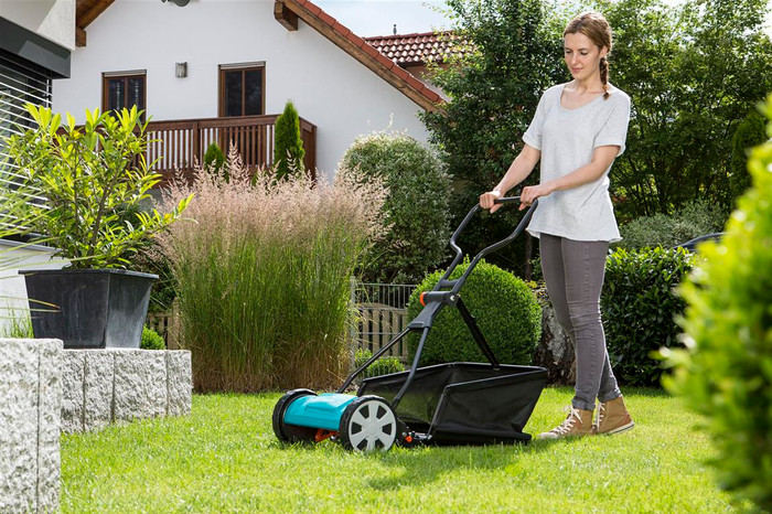 Gardena 330 product in use