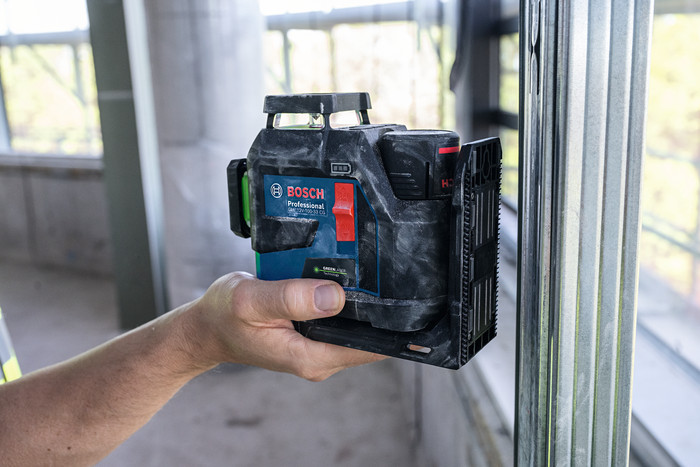 Bosch Professional GLL 12V-100-33 CG product in use