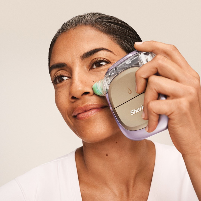 Shark FacialPro Glow + DePuffi FH320EUPL Lila produkt in gebrauch