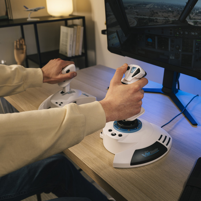 Thrustmaster T.Flight Hotas 5 Microsoft Flight Simulator Edition produkt in gebrauch