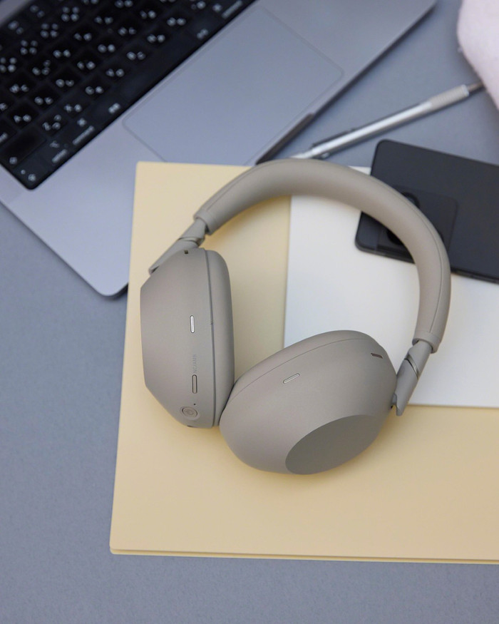 Sony WH1000XM6 Sandstone produkt in gebrauch