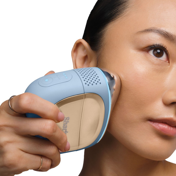 Shark FacialPro Glow + DePuffi FH320EU Blau produkt in gebrauch