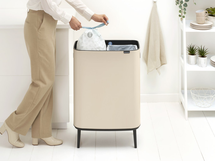 Brabantia Bo Touch Bin Hi Mülleimer 2 x 30 Liter Soft Beige produkt in gebrauch