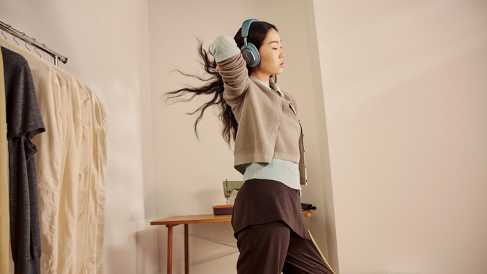 Bowers & Wilkins Px7 S3 Light Blue product in use
