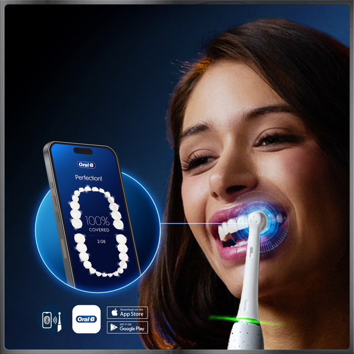 Oral-B iO 10 Weiß Vorteilspack produkt in gebrauch
