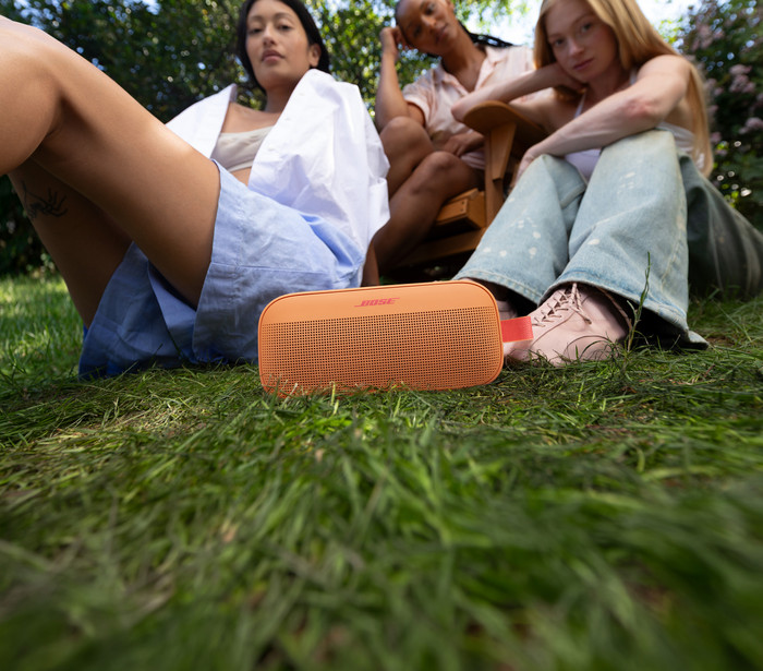 Bose SoundLink Flex 2nd Gen Orange produkt in gebrauch