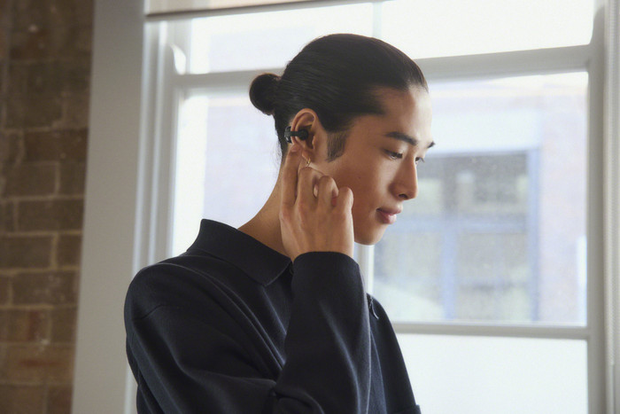 Sony Linkbuds Clip Schwarz produkt in gebrauch