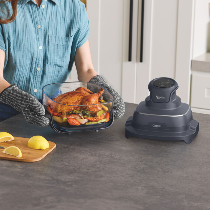 Ninja CRISPi 4-in-1 Glass Airfryer Blue product in use