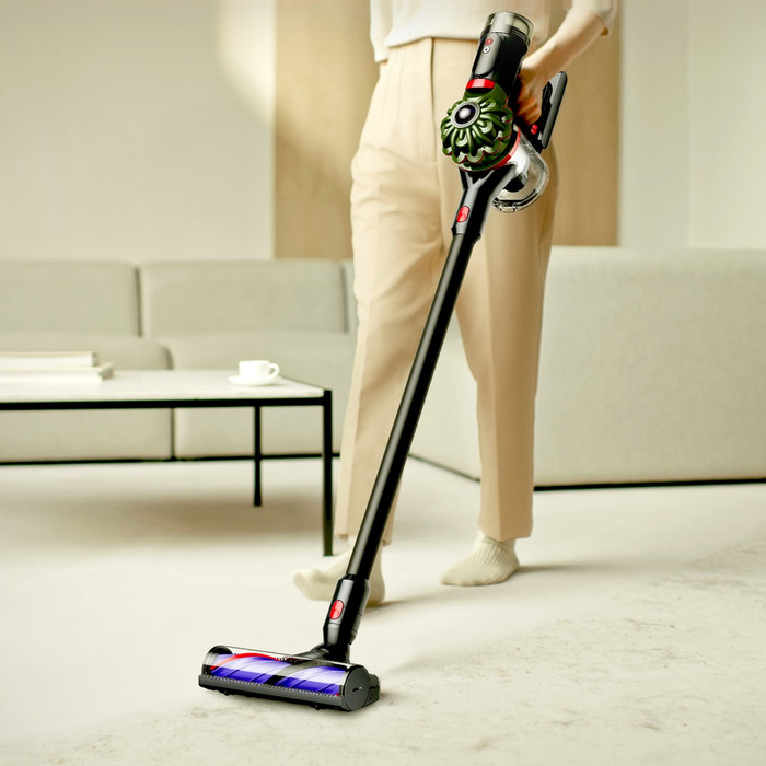 Dyson V8 Cyclone Fluffy product in use
