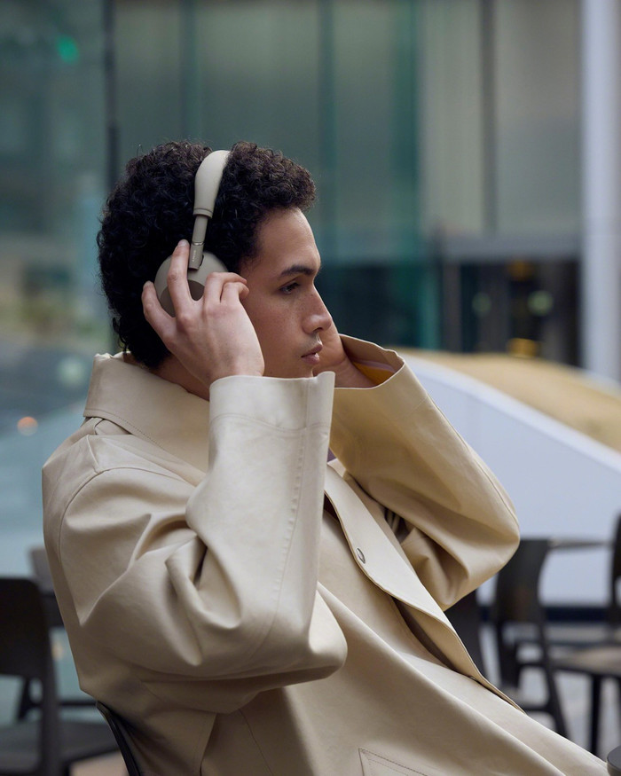 Sony WH1000XM6 Sandstone produkt in gebrauch