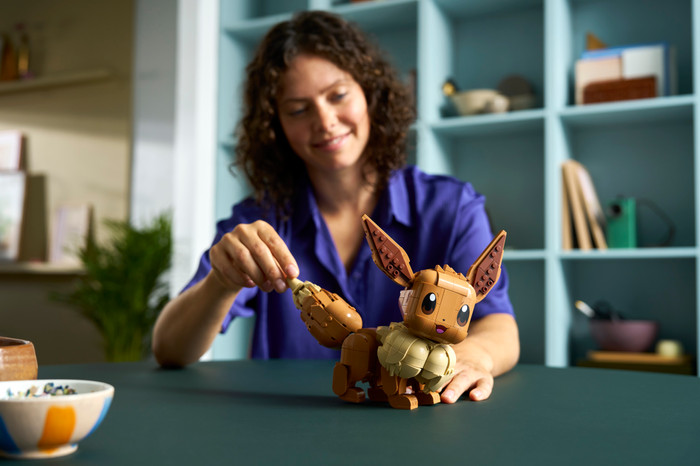 LEGO Pokémon Eevee 72151 product in use