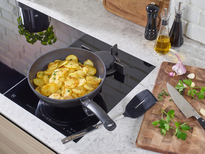 Fissler Ceratal Comfort Orbit Schwarz Bratpfanne 28 cm produkt in gebrauch