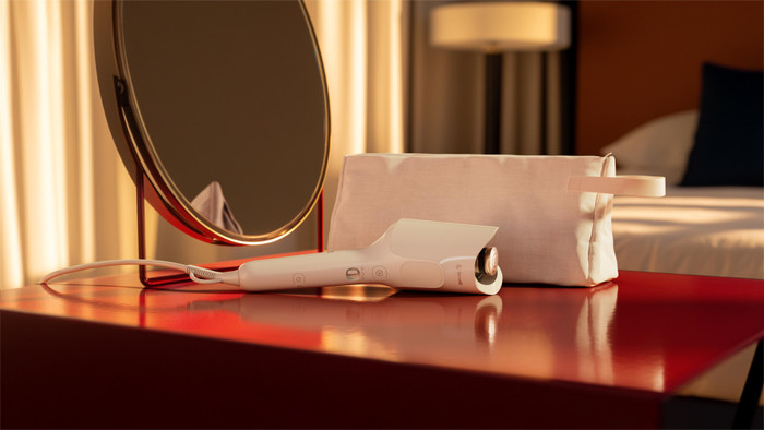 Philips WavePro HairStyler 9000 BHB968/00 product in use