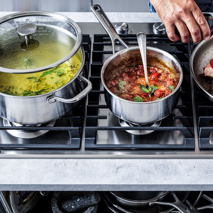 KitchenAid Multiply Topf- und Pfannenset 4-teilig produkt in gebrauch