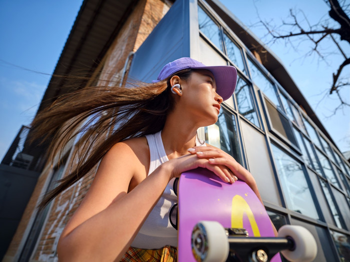 Shokz OpenDots Air Lila produkt in gebrauch