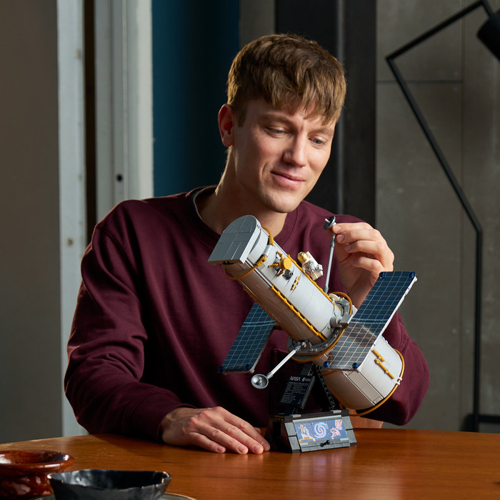 LEGO Icons Hubble-Weltraumteleskop 11382 produkt in gebrauch