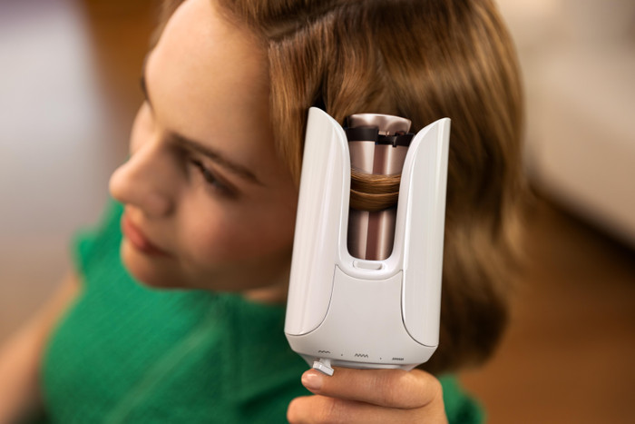 Philips WavePro HairStyler 9000 BHB968/00 product in use