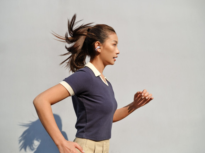 Shokz OpenDots Air Lila produkt in gebrauch