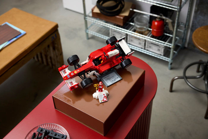 LEGO Icons F1 Ferrari und Michael Schumacher 11375 produkt in gebrauch