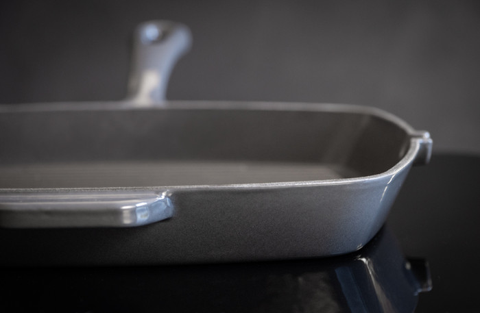 ELO cast iron grill pan 28 cm basalt grey product in use