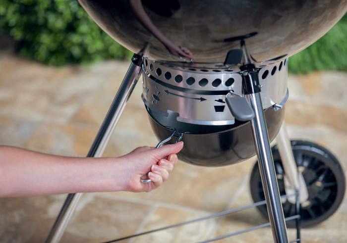 Weber Master Touch Premium E-5770 Schwarz produkt in gebrauch