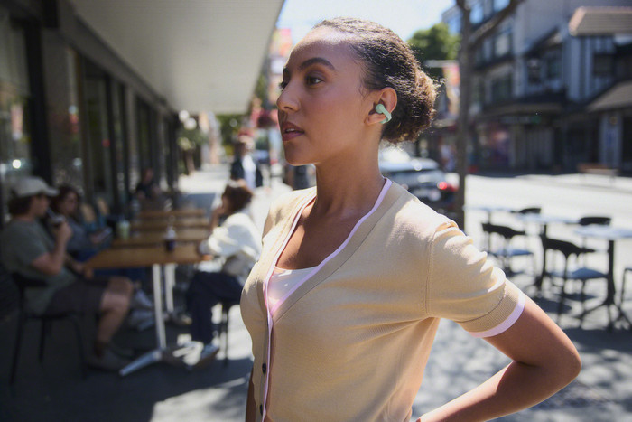 Sony Linkbuds Clip Grün produkt in gebrauch