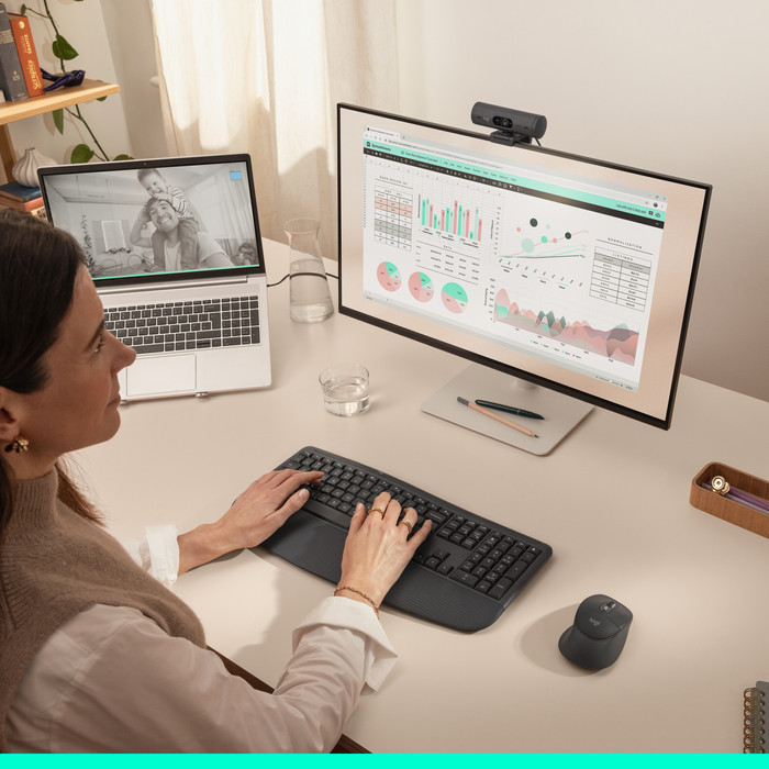 Logitech MK880 Signature Comfort Plus Kabellose Tastatur und Maus Combo Graphite QWERTZ produkt in gebrauch