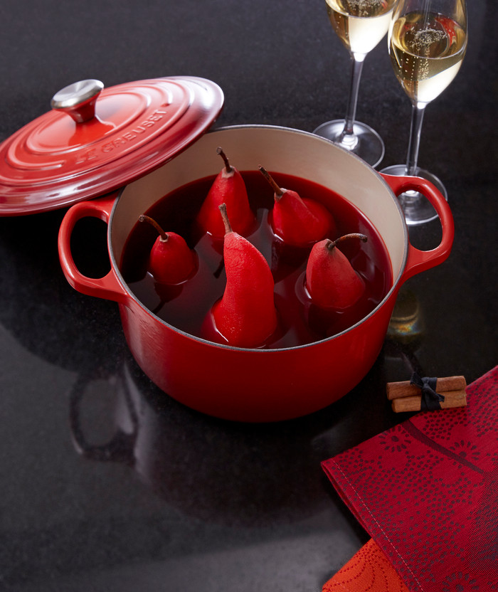 Le Creuset Signature Runder Bräter 26 cm Kirschrot produkt in gebrauch