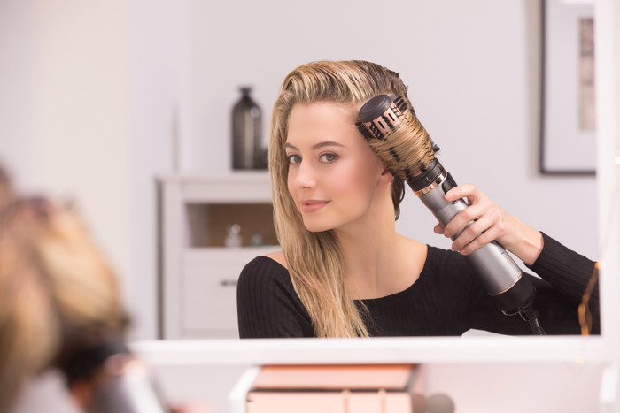 Remington AS8810 Keratin Protect Rotating Air Styler produkt in gebrauch