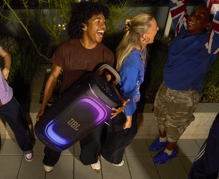 JBL Partybox 330 Weiß produkt in gebrauch