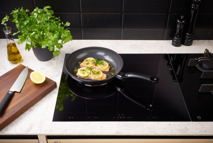 Fissler Ceratal Classic Orbit Schwarz Bratpfanne 28 cm produkt in gebrauch